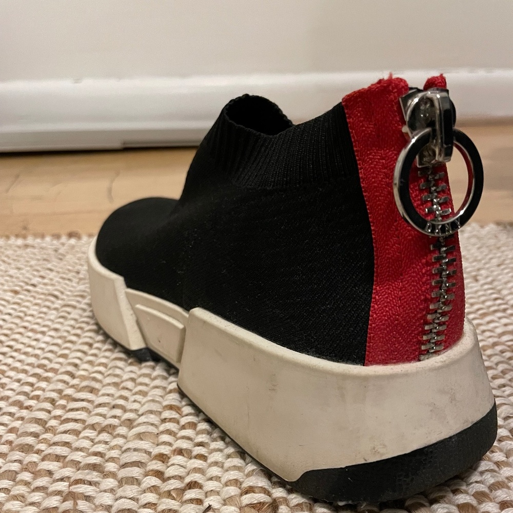 DKNY Black Knit Fabric Slip On/Back Zip Low Top Sneakers Women’s Size 7